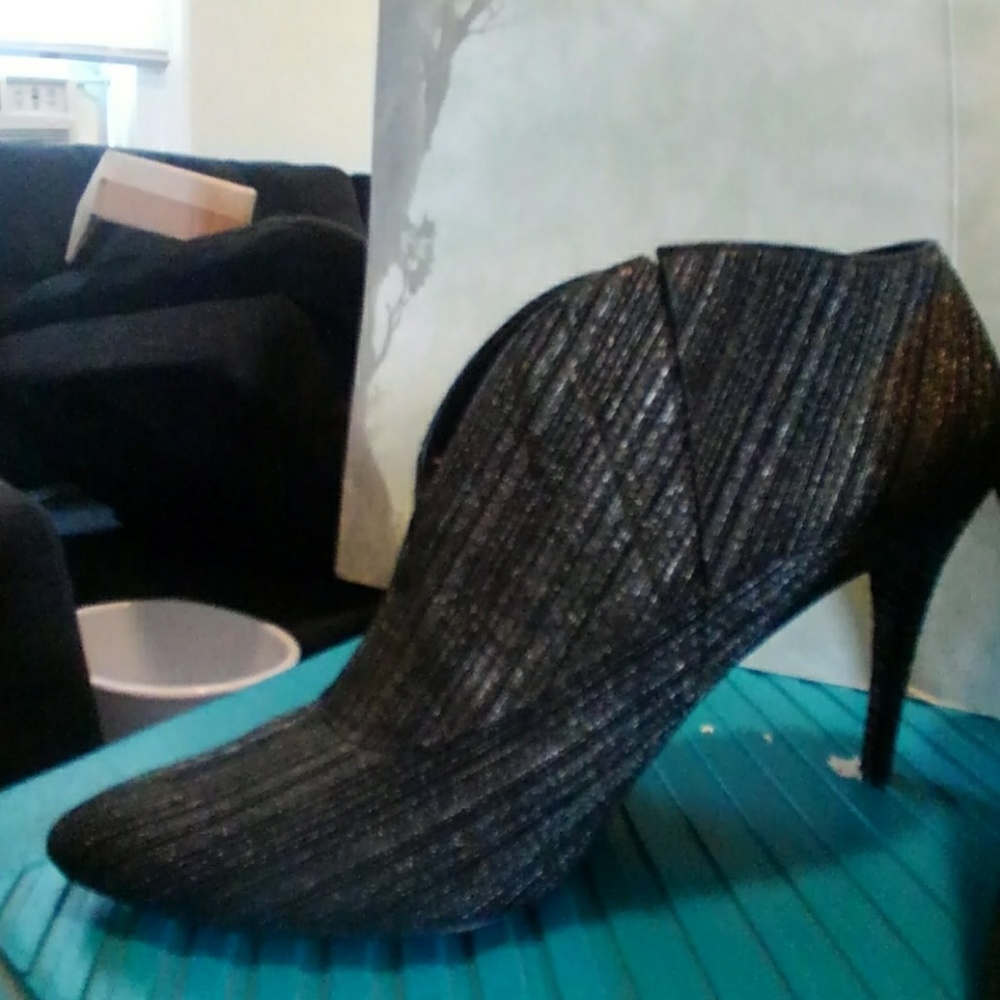 Stuart Weitzman ankle booties size 9